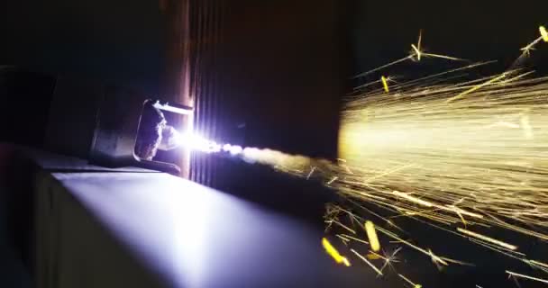 Ślusarz Lasera Tnie Pół Blachy Stali Powodując Iskrzenie Laser Ciepła — Wideo stockowe