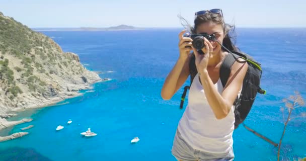 Video Einer Reisenden Mit Fotokamera Über Blauer Lagune Mit Booten — Stockvideo