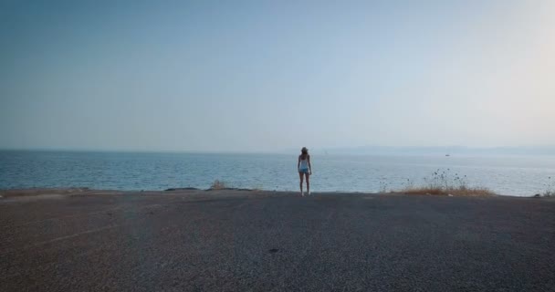 Vídeo Mulher Caminhando Para Oceano — Vídeo de Stock