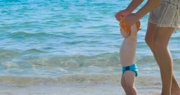 Vacanza Una Mamma Primi Passi Suo Bambino Sulla Spiaggia Passo — Video Stock