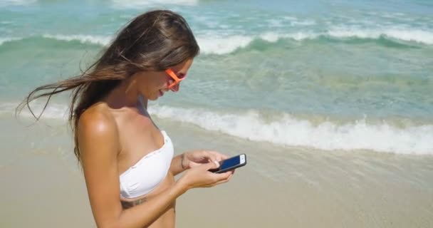 慢动作视频的妇女浏览手机在海上和打字消息 — 图库视频影像