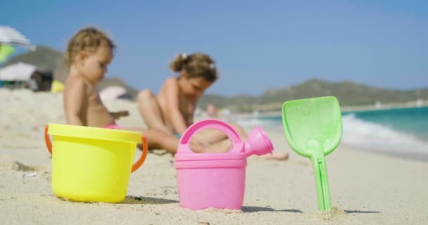 Gekleurde Pallet Hark Spelen Het Zand Van Kinderen Naar Het — Stockvideo