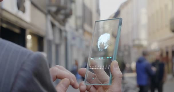 Частковий Перегляд Відео Людина Використовує Прозорий Мобільний Телефон Глобусом Екрані — стокове відео