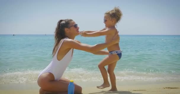 Najlepsze Momenty Matka Małą Córeczkę Rozgrywane Morzu Okulary Strój Kąpielowy — Wideo stockowe
