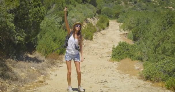 Retrato Uma Bela Jovem Turista Sente Com Uma Mochila Nas — Vídeo de Stock