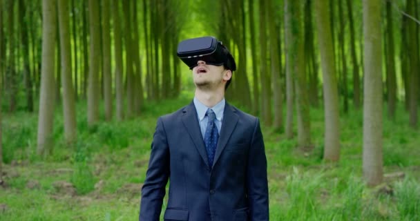 Joven Hombre Agradable Utilizando Realidad Vida Con Oculus Tecnología Realidad — Vídeo de stock