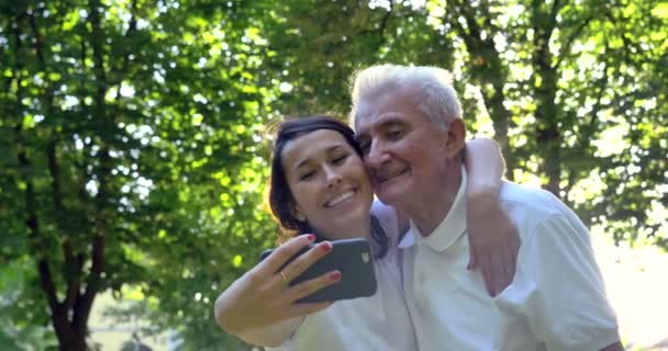 Video Karegorním Ošetřovatelce Důchodci Který Vzal Fotografii Mobilním Telefonu Parku — Stock video