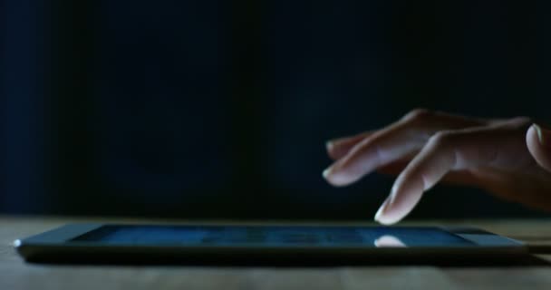 dactylographier à la main et toucher un écran LCD et interagit avec les applications et les finances et les graphiques mathématiques. concept de technologie et concept de technologie simple appliqué à la convivialité moyenne .