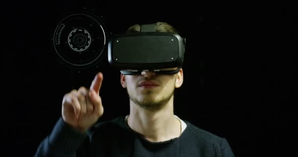 年轻的好人在生活中使用3D 现实与奥库鲁斯和增强现实技术与现实的实现 沉浸式技术理念 — 图库视频影像
