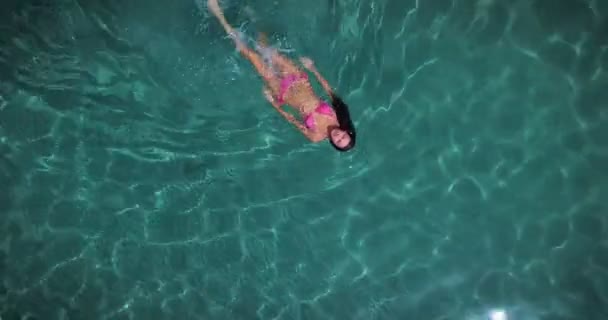 Vista Aérea Vídeo Mujer Nadando Agua Mar Transparente — Vídeos de Stock