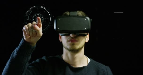 Młody Człowiek Miły Przy Użyciu Rzeczywistości Życiu Oculus Technologii Augmented — Wideo stockowe