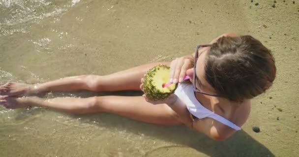 Video Van Vrouw Genieten Van Ananassap Aan Zandstrand Bovenaanzicht — Stockvideo