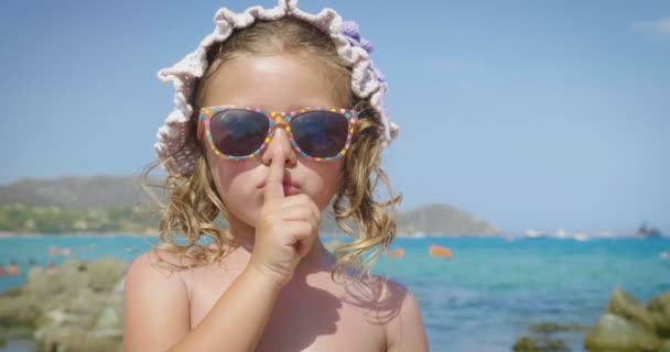 Πορτρέτο Του Όμορφη Μικρό Κορίτσι Έχει Διασκέδαση Στη Θάλασσα Χαριτωμένο — Αρχείο Βίντεο