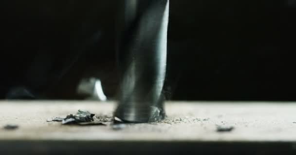 Макрознімок Дриля Який Пробиває Лист Заліза Або Сталі Кінець Металевої — стокове відео