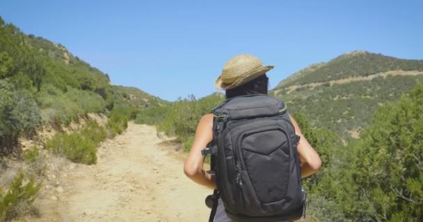Porträt Einer Schönen Jungen Touristin Fühlt Sich Mit Einem Rucksack — Stockvideo