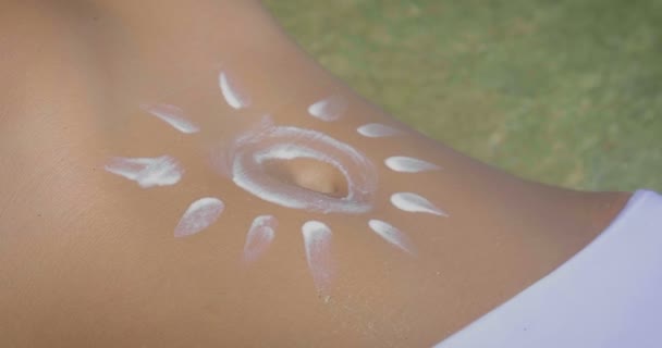 Young Pretty Girl Uses Creams Protect Themselves Rays Sun Protect — Stock Video