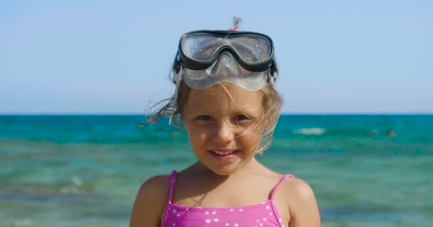 Schönes Kleines Mädchen Das Auf Dem Meer Spielt Niedlich Lächelnd — Stockvideo