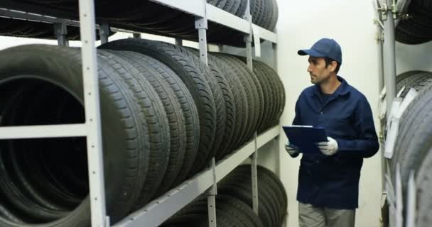 Spezialist Automechaniker Autoservice Überprüft Die Lauffläche Des Reifens Hintergrund Des — Stockvideo