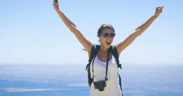 Vídeo Mujer Viajero Feliz Con Cámara Fotos Océano Saltando Video — Vídeos de Stock