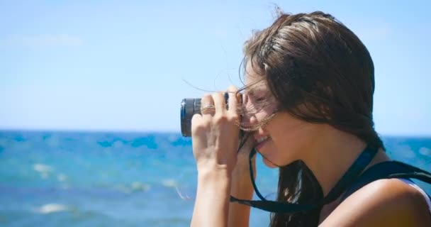 Відео Повільного Руху Туристичної Жінки Фотоапаратом Фотографує Морську Воду — стокове відео