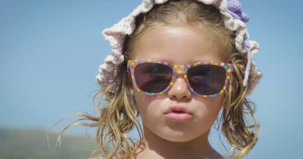 Ritratto Una Bella Bambina Che Diverte Sul Mare Con Mano — Video Stock