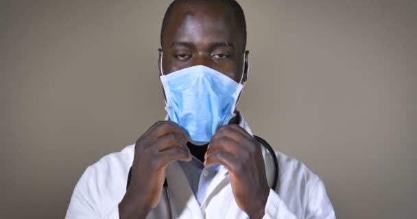 Vídeo Médico Afro Americano Homem Jaleco Branco Tirando Máscara Médica — Vídeo de Stock