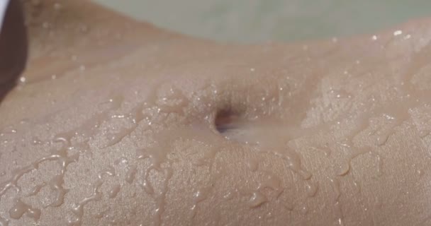 Piękne Mieszkanie Opalona Brzuch Dziewczyny Białym Kostiumie Kąpielowym Mokre Ciało — Wideo stockowe