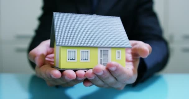 保险的承保人或房地产经纪人显示房子的平面图和文件以确保的房子钥匙的防火 家庭保险的概念 租房子 — 图库视频影像