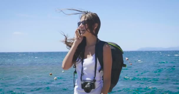 Slow Motion Videor Kvinna Hålla Mobiltelefonen Till Sjöss Och Pratar — Stockvideo