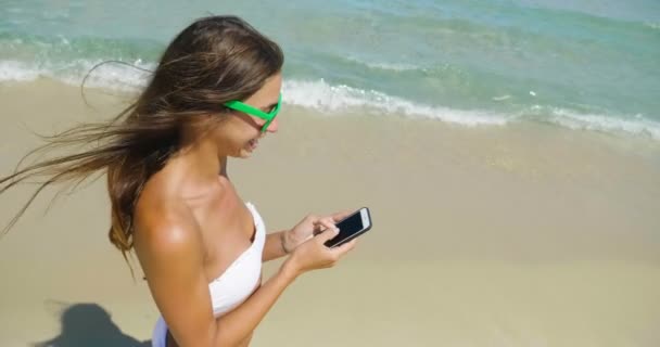 Video Donna Che Naviga Sul Cellulare Mare Digita Messaggio — Video Stock