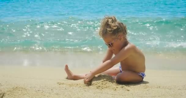 Ritratto Una Bella Bambina Che Diverte Sul Mare Carino Sorridente — Video Stock