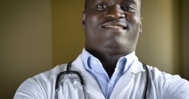 Beyaz Laboratuvar Önlüğü Stetoskop Içinde Afrikalı Amerikalı Doktor Adam Video — Stok video
