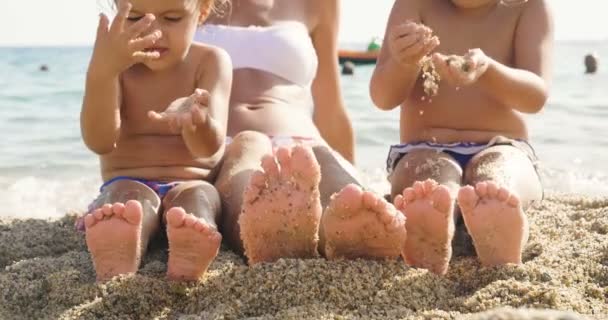 Familj Som Leker Sanden Havet Lite Ben Och Fingrar Baddräkt — Stockvideo