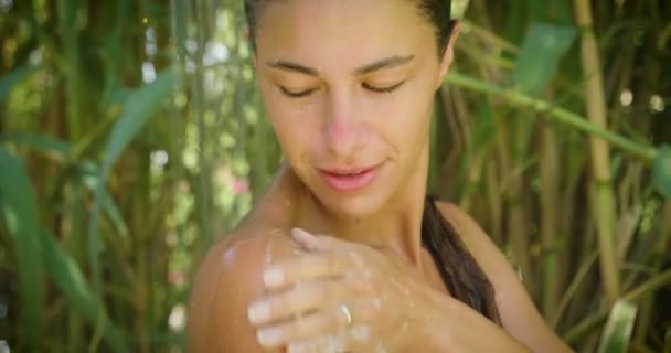 Młoda Piękna Dziewczyna Przyrodzie Myje Się Pod Prysznic Naturalne Tropikalnym — Wideo stockowe