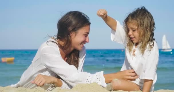 Matka Córka Rodzina Szczęśliwie Grając Morzu Przytulanie Białe Szaty Uśmiechnięty — Wideo stockowe