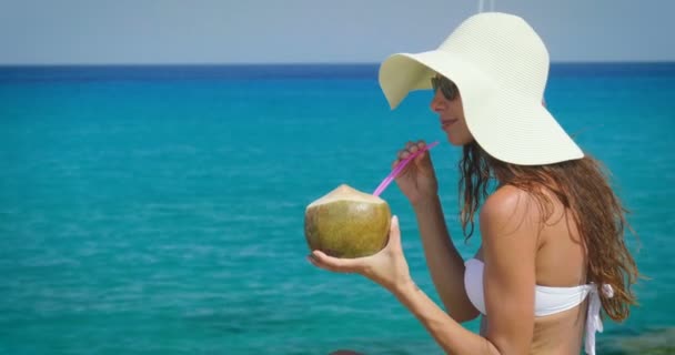 Video Van Vrouw Hebben Vakantie Strand Kokosnoot Cocktail Drinken — Stockvideo