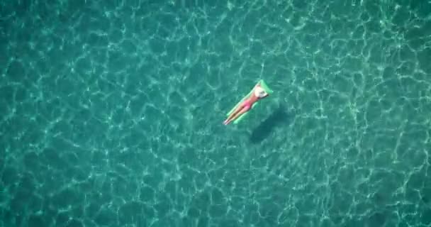 Αεροφωτογραφία Βίντεο Γυναίκα Έχοντας Διακοπές Και Επιπλέουν Καθαρό Νερό Για — Αρχείο Βίντεο
