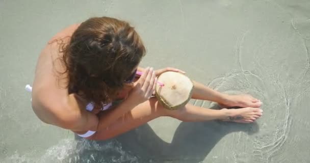 Відео Жінки Яка Відпочиває Пляжі Насолоджується Кокосовим Коктейлем Вид Зверху — стокове відео