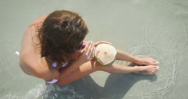 Vidéo Femme Ayant Des Vacances Sur Plage Profiter Noix Coco — Video