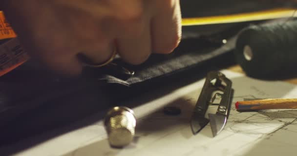 裁縫用テープで組織測定を行う若いテーラーの手の動きが遅い — ストック動画