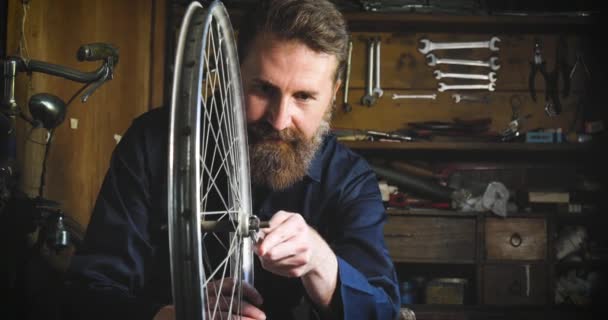 Vídeo Homem Caucasiano Barbudo Reparando Roda Bicicleta — Vídeo de Stock