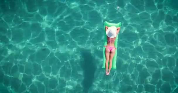 Αεροφωτογραφία Βίντεο Γυναίκα Έχοντας Διακοπές Και Ξαπλωμένος Στο Φουσκωτό Στρώμα — Αρχείο Βίντεο