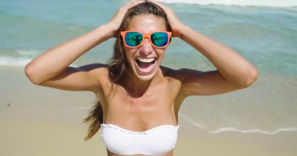 Vídeo Mujer Teniendo Vacaciones Mirando Cámara Feliz Gritando — Vídeos de Stock