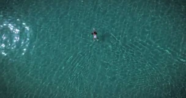 Vista Aérea Vídeo Mujer Nadando Agua Mar Transparente — Vídeos de Stock