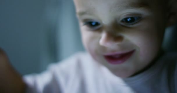 Makro Pro Oči Dítěte Při Používání Tablet Smartphone Budoucnost Konceptu — Stock video