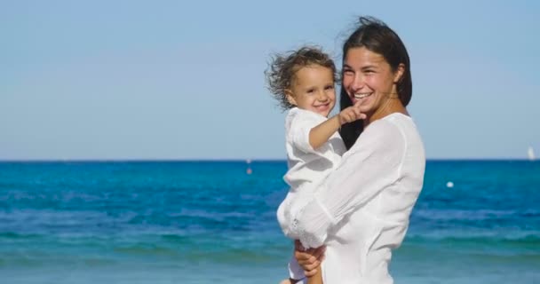 Matka Córka Rodzina Szczęśliwie Grając Morzu Przytulanie Białe Szaty Uśmiechnięty — Wideo stockowe