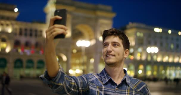 Людина Дивитися Ніч Місті Мілан Італія Красивий Молодий Бізнесменом Допомогою — стокове відео