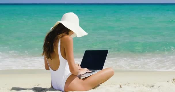 Vídeo Câmera Lenta Mulher Sentada Praia Digitando Teclado Laptop — Vídeo de Stock