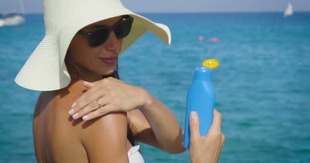 Vídeo Mujer Aplicando Crema Bronceadora Hombro — Vídeo de stock