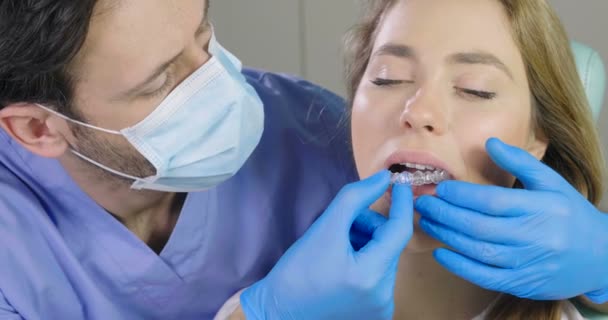 Video Medico Togliere Vassoio Invisalign Rimovibile Denti Donna — Video Stock